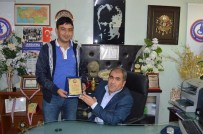 MUSTAFA BAŞ - Başkan Arslan'dan, Safa Doğmaz'a Teşekkür Plaketi