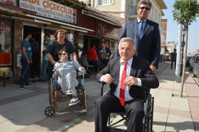 Belediye Başkan Tekerlikli Sandalyele Sokakları İnceledi