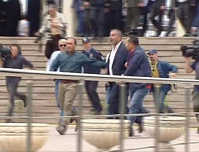 CHP'li Levent Gök şehit cenazesinde protesto edildi