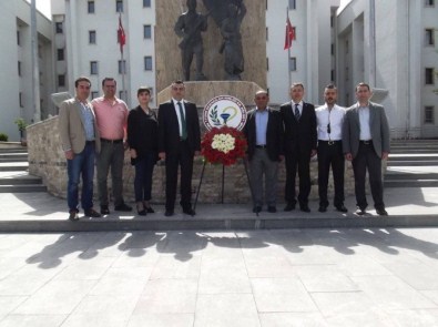 Eczacılar Atatürk Anıtına Çelenk Koydu