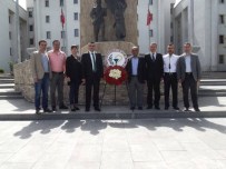 SAĞLIK SİSTEMİ - Eczacılar Atatürk Anıtına Çelenk Koydu