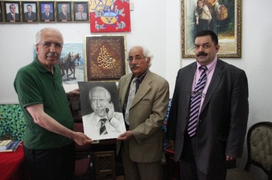 Ressam Adil Özkan, Mustafa Üskülüplü'ye Portre Resmini Hediye Etti