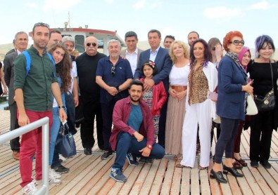 Ünlüler Elazığ'da Tekneyle Gezip, Martıları Seyretti