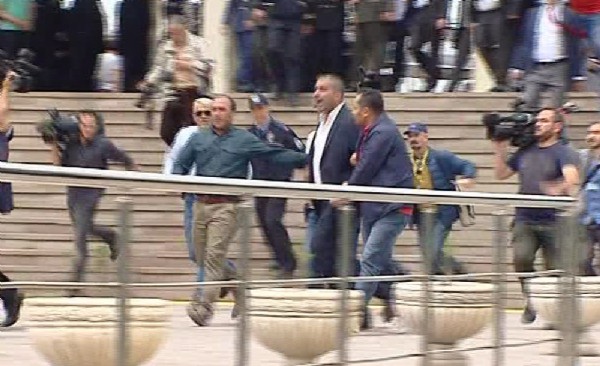 CHP'li Levent Gök şehit cenazesinde protesto edildi