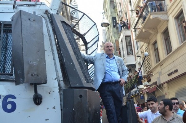 Ümit Özdağ'dan 'Mahmut Tanal' fotoğrafı