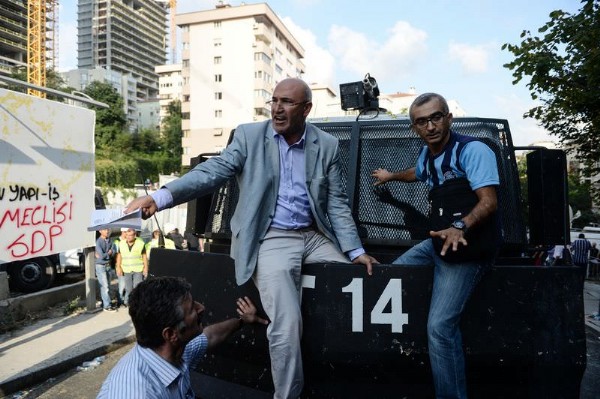 Ümit Özdağ'dan 'Mahmut Tanal' fotoğrafı