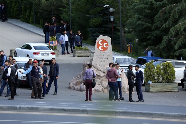 Ülkücüler Türkeş'in kabrine girişi kapattı