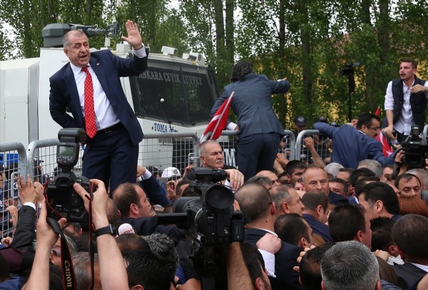 Ümit Özdağ'dan 'Mahmut Tanal' fotoğrafı