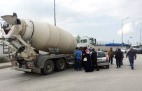 KADIN SÜRÜCÜ - Beton Mikseri İle Otomobil Çarpıştı Açıklaması 1 Yaralı