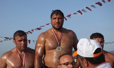 Burhaniye Güreşlerinde Recep Kara Başpehlivan Oldu