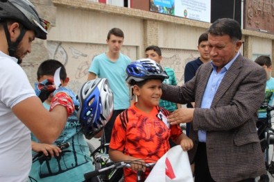 Erzin Belediye Başkanı Şimşek'ten Çocuklara Kask