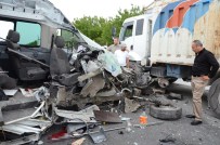 YOLCU MİNİBÜSÜ - Minibüs İkiye Ayrıldı Açıklaması 1 Ölü, 2 Yaralı