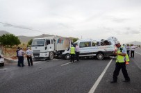 YOLCU MİNİBÜSÜ - Minibüs Park Halindeki Kamyona Çarptı Açıklaması 1 Ölü, 2 Yaralı