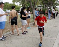 Miniklerin Aquatlonu'nda Anne Ve Babaların Kıyasıya Mücadelesi