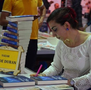 Yazar Sevde Duran, İmza Gününde Okurları İle Bir Araya Geldi