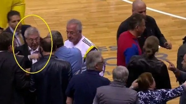 Aziz Yıldırım sahaya atladı!