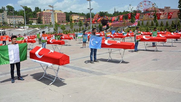 Tabutları gören vatandaşlar neye uğradıklarını şaşırdı