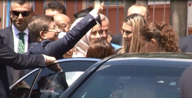 Davutoğlu'ndan 2 Okula Ziyaret