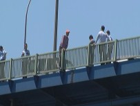 HALIÇ KÖPRÜSÜ - Haliç Köprüsü'nde intihar girişimi