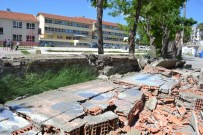 ÇÖKME TEHLİKESİ - Okul Duvarı Yıkıldı, Facia Ucuz Atlatıldı