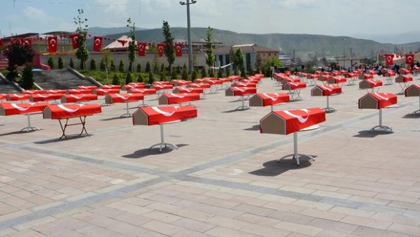 Tabutları gören vatandaşlar neye uğradıklarını şaşırdı