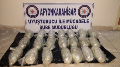 Afyonkarahisar'da Zehir Tacirlerinin Araca Zulaladığı 15 Kilo Esrarı Narkotik Köpeği Buldu