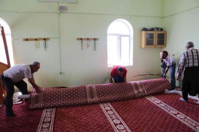 İbadethanelere 15 Günde 5 Bin Metrekare Halı Yardımı