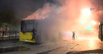 Korsan Göstericiler Belediye Otobüsünü Ateşe Verdi