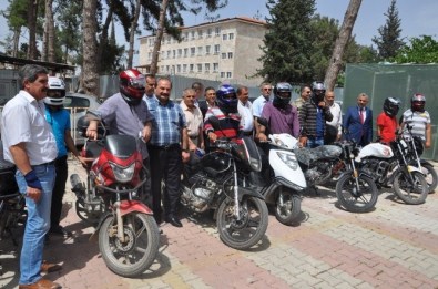 Reyhanlı'da Motosiklet Sürücülerine Kask Dağıtıldı