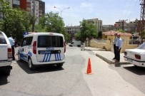 BOMBA İMHA ROBOTU - Sosyal Hizmetler Müdürlüğü Önündeki Şüpheli Paket Korkuttu