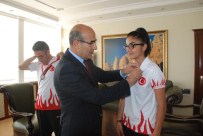 Vali Demirtaş'tan Şampiyonlara Ödül