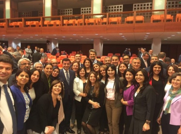 Oylamanın ardından HDP'lilerden mutluluk pozu