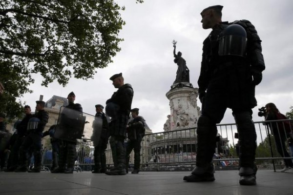 Fransa'da polis aracı yakıldı