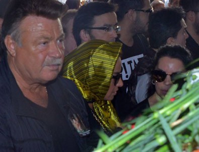 Cenazede Nuri Alço'nun cüzdanı çalındı