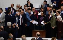 BARıŞ YARKADAŞ - Davutoğlu Ve AK Partili Vekillerin Fotoğrafını CHP'li Vekil Çekti