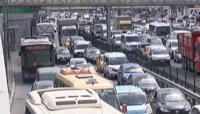 E-5'Te Zincirleme Kaza Açıklaması Trafik Durma Noktasına Geldi !