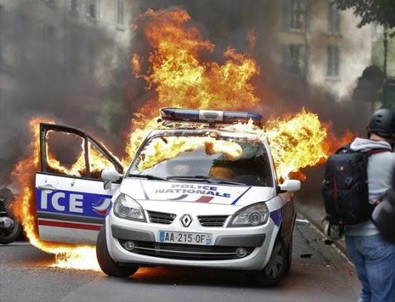 Fransa'da polis aracı yakıldı