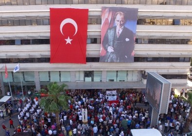 Konser İptal Oldu, Karşıyaka Teröre Lanet İçin Toplandı