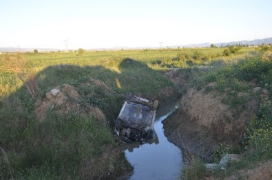 Otomobil Sulama Kanalına Düştü Açıklaması 1 Yaralı