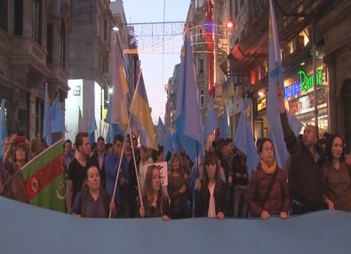 Soykırımın 72. Yılı Açıklaması Rusya Konsolosluğuna Siyah Çelenk Bırakıldı