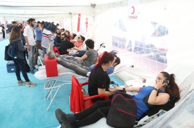 Yıldızlı Gençlerden Kan Bağışında Rekor Denemesi
