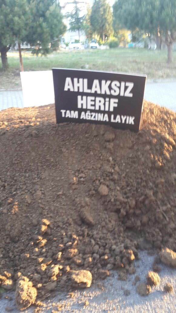 Cumhurbaşkanı'na hakaret eden CHP'liye gübreli protesto