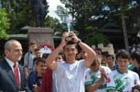 BİLEK GÜREŞİ - 19 Mayıs Törenlerinde Bilek Güreşi İl Birincisi Öğrenci Kaymakama 'Hodri Meydan' Dedi