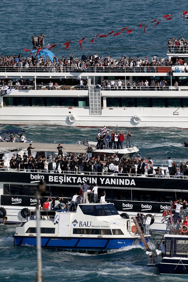 Beşiktaş şampiyonluğunu kutluyor