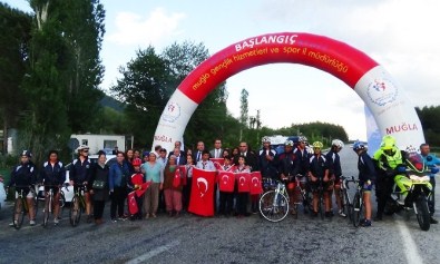 Bayrak Vali Yardımcısı Ertürk'e Teslim Edildi