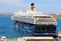 YOLCU GEMİSİ - Dev Gemiden 3 Bin Kişi İndi