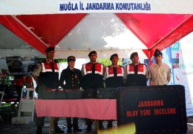 Jandarma Standına Vatandaş İlgisi