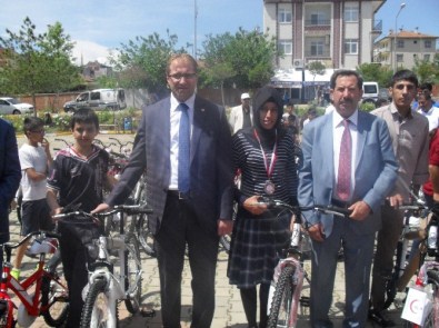 Kovancılar'da Öğrencilere Bisiklet Hediye Edildi