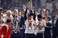 ŞAMPİYONLUK KUPASI - Şampiyon Beşiktaş Kupasını Kaldırdı