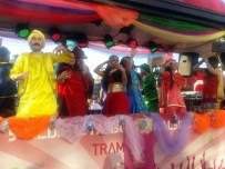 DANS GÖSTERİSİ - Taksim'de Nostaljik Tramvayda Hint Dansı Gösterisi